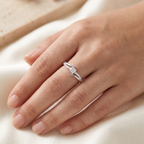 Anillo fino de plata 925 con silueta envolvente y detalles brillantes laterales