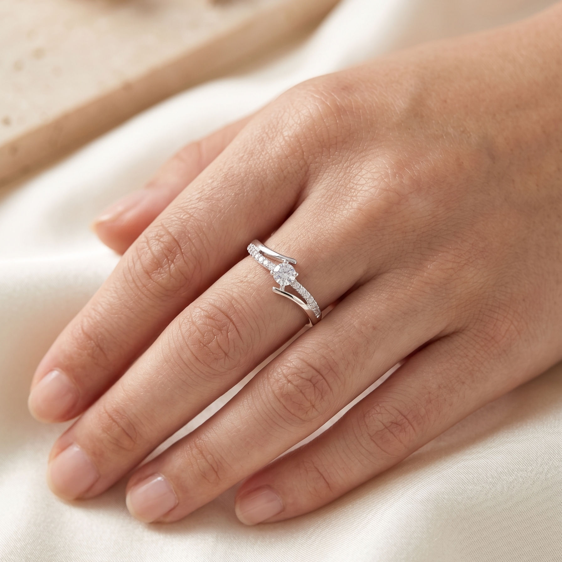 Anillo fino de plata 925 con silueta envolvente y detalles brillantes laterales