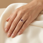 Detalle de anillo de plata 925 con piedra roja facetada y zircones transparentes