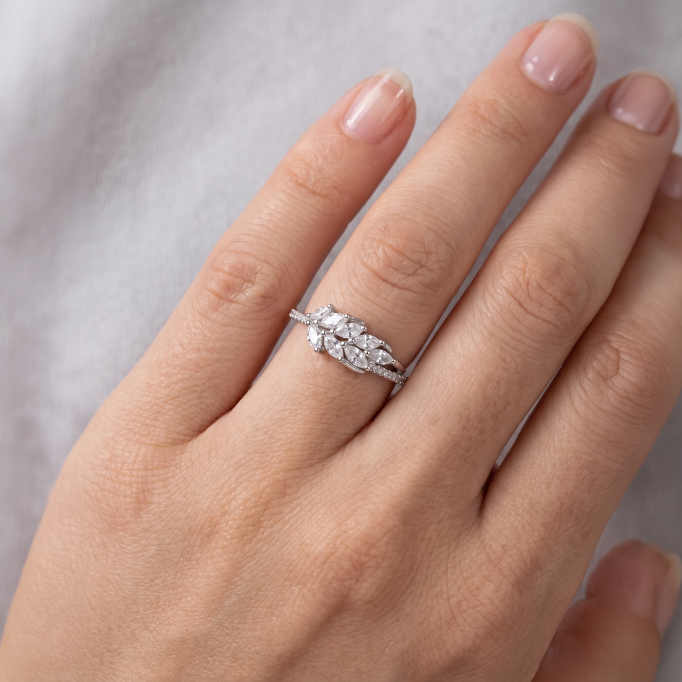 Anillo Aura Marquesa de Plata 925 puesto en la mano