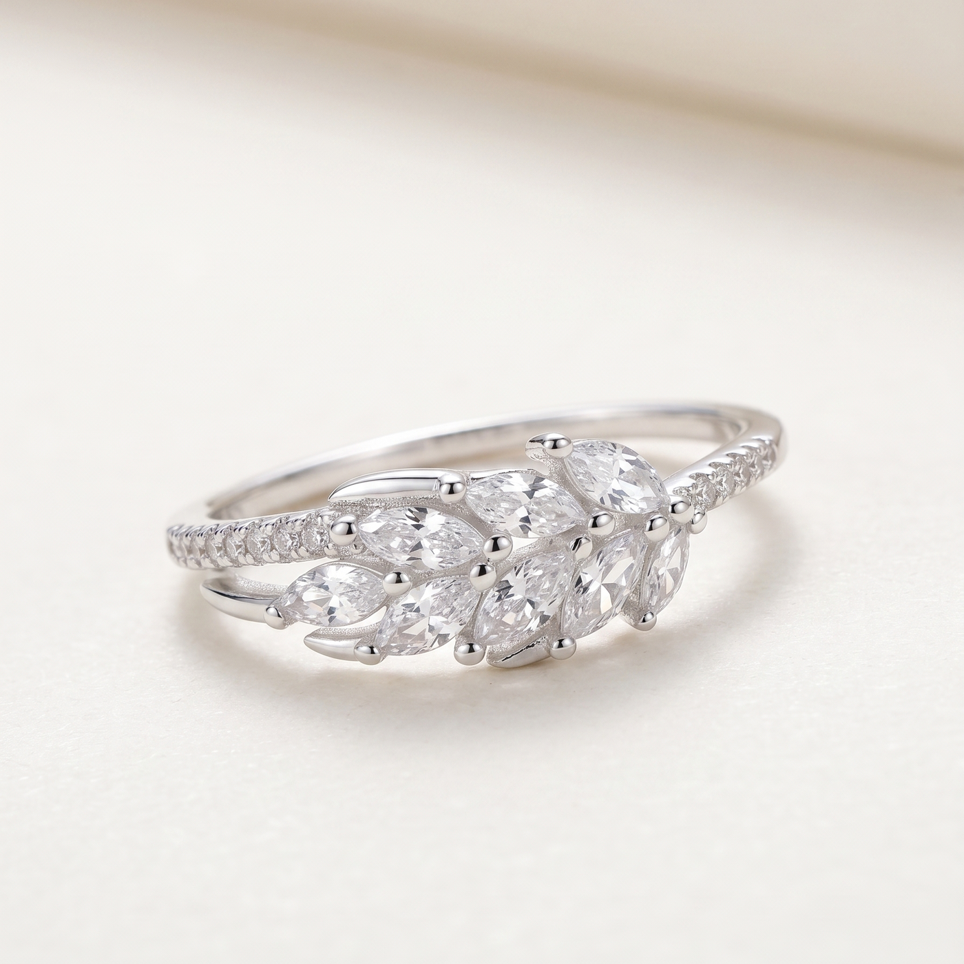 Anillo de plata 925 con diseño elegante 