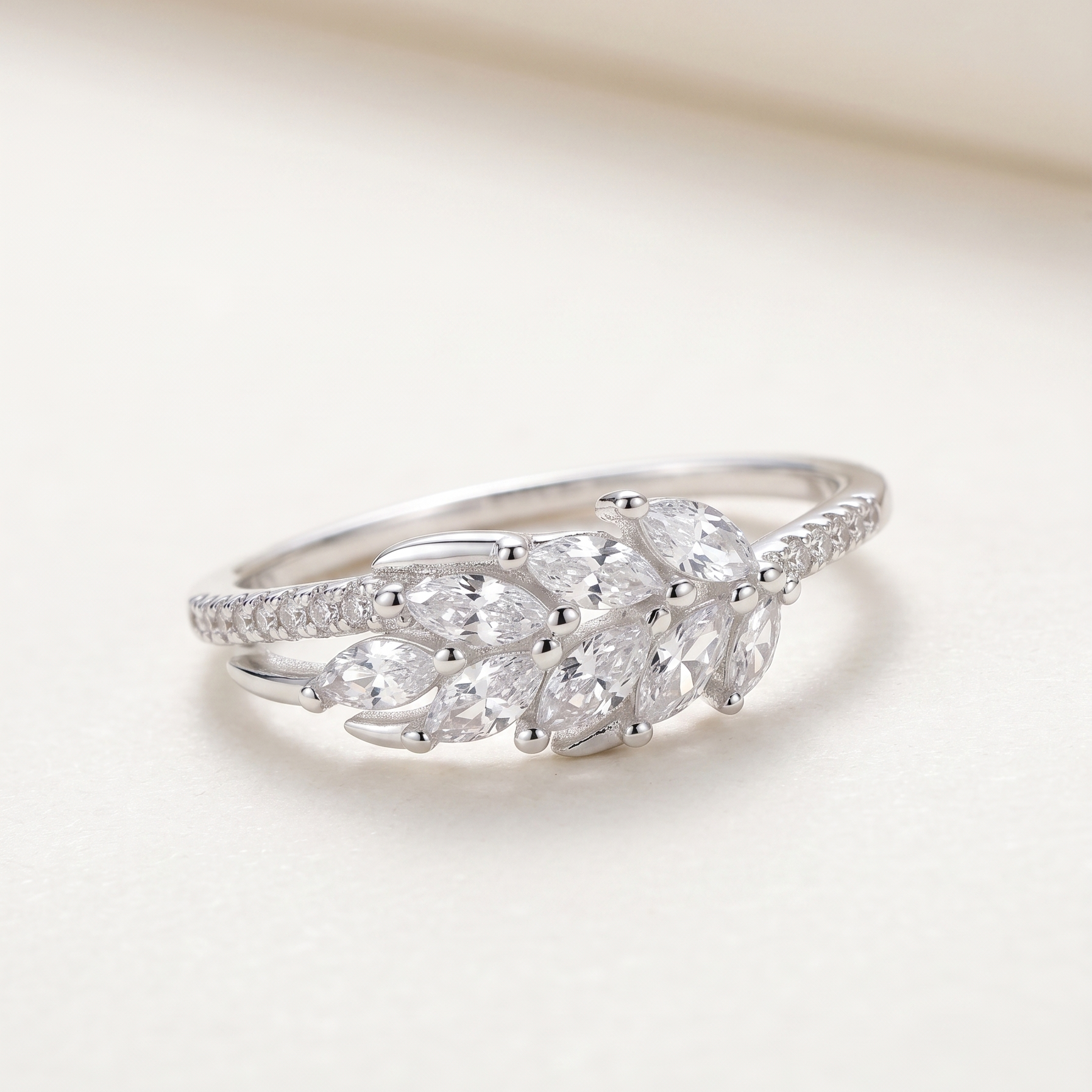 Anillo de plata 925 con diseño elegante 