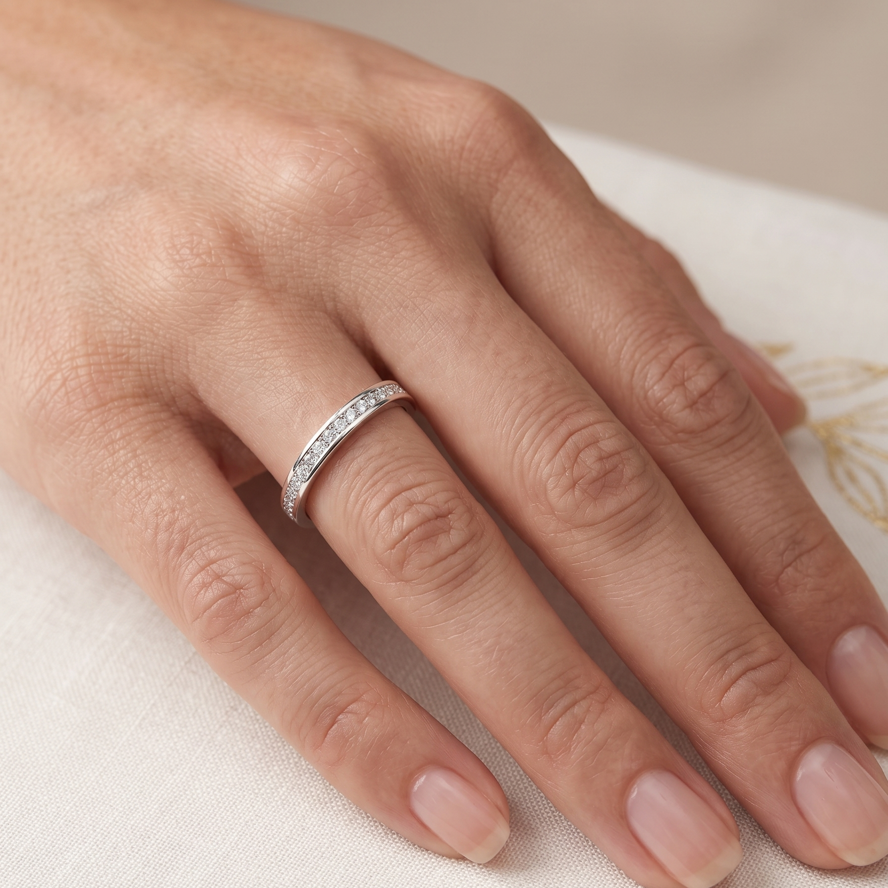 Anillo fino de plata 925 con acabado pulido y franja brillante central