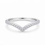 Anillo chevron de plata 925 con diseño en V y detalles brillantes