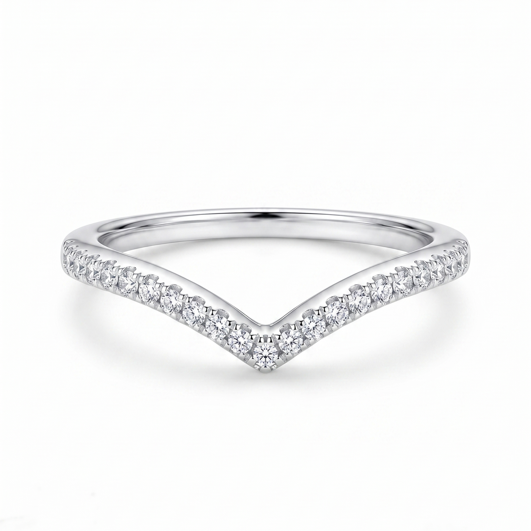 Anillo chevron de plata 925 con diseño en V y detalles brillantes
