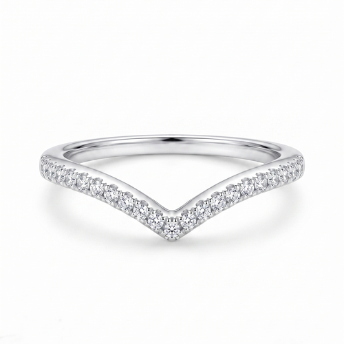 Anillo chevron de plata 925 con diseño en V y detalles brillantes