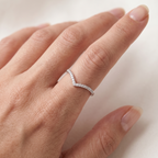 Anillo fino de plata 925 con silueta chevron y acabado brillante