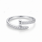 Anillo clavo de plata 925 con diseño envolvente y detalles brillantes