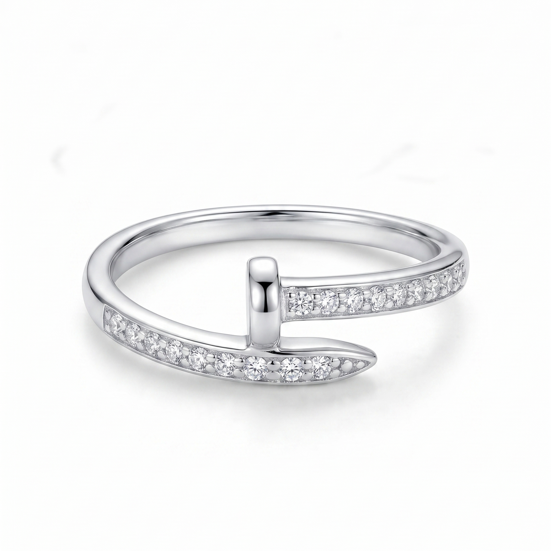 Anillo clavo de plata 925 con diseño envolvente y detalles brillantes