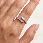 Anillo fino de plata 925 estilo clavo con acabado pulido y línea brillante