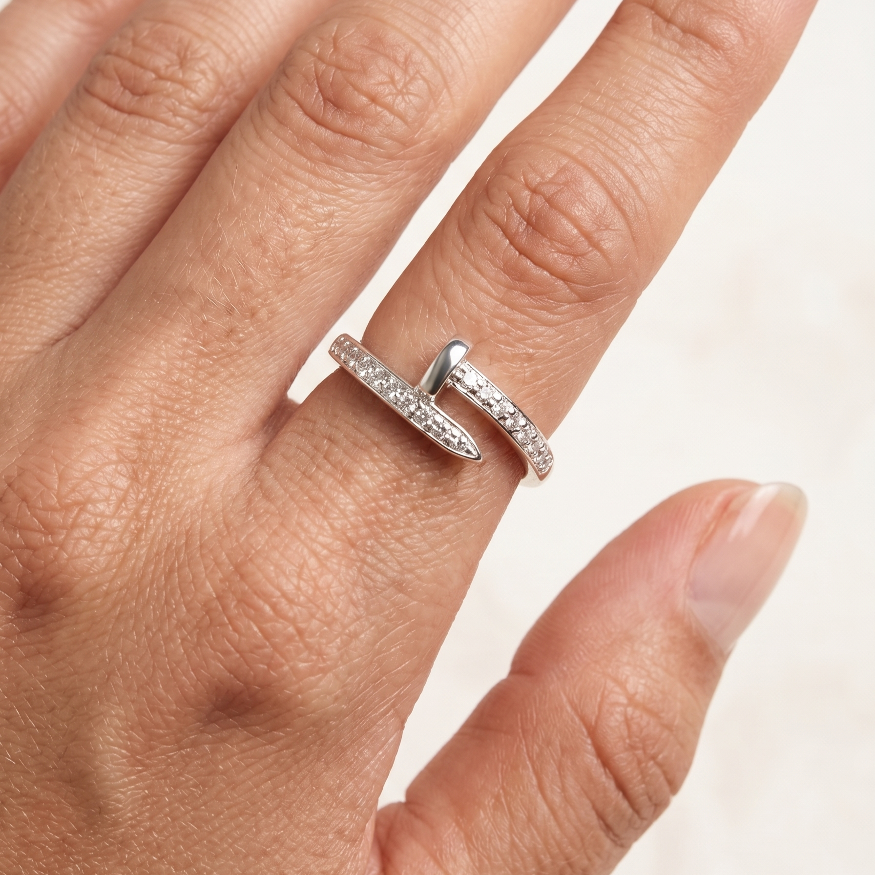 Anillo fino de plata 925 estilo clavo con acabado pulido y línea brillante