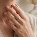 Anillo clavo de plata 925 con diseño envolvente y detalles brillantes