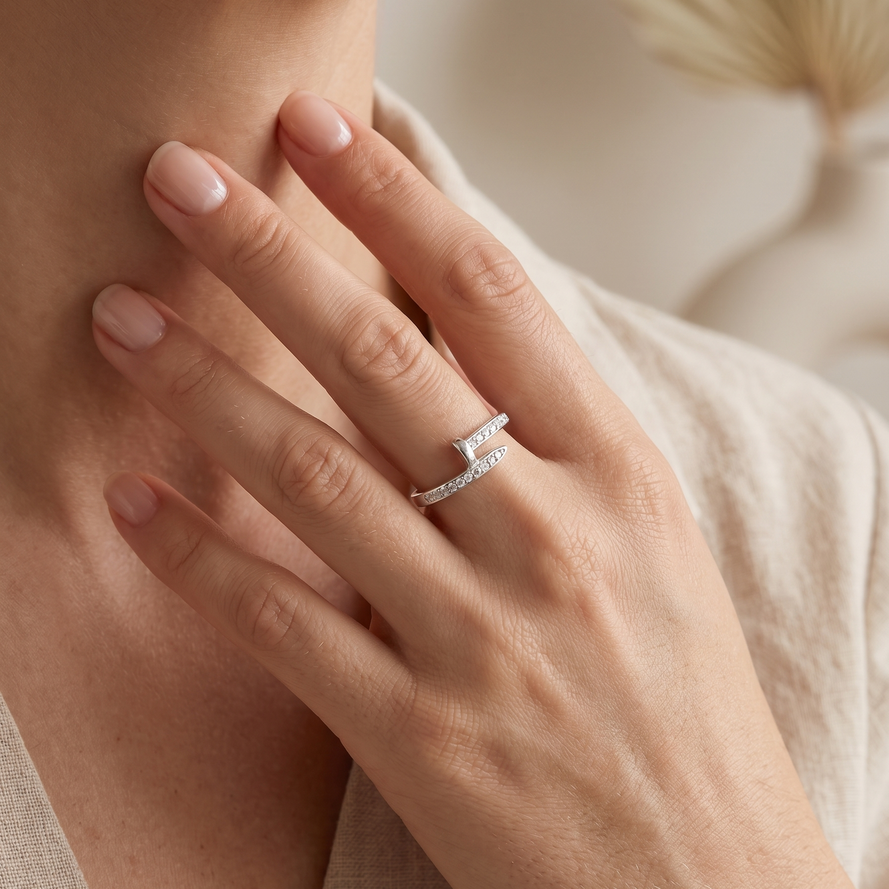 Anillo clavo de plata 925 con diseño envolvente y detalles brillantes