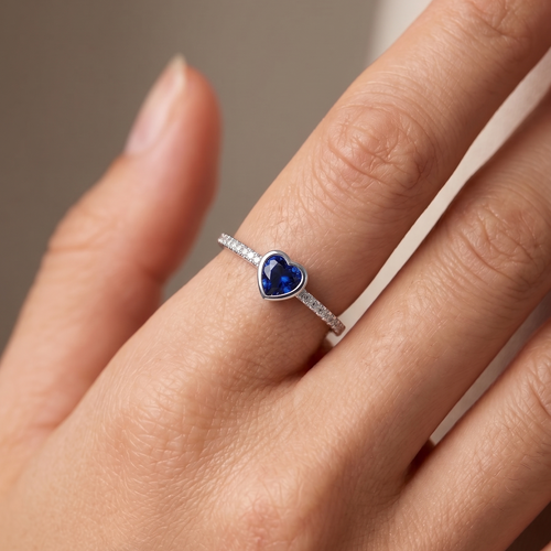 Anillo Corazón Azul de Plata 925 puesto en la mano