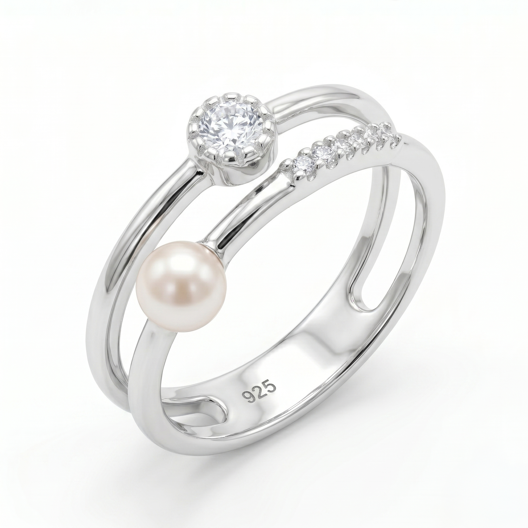 Anillo elegante de plata 925 con doble línea, esfera perlada y piedra brillante sobre fondo blanco