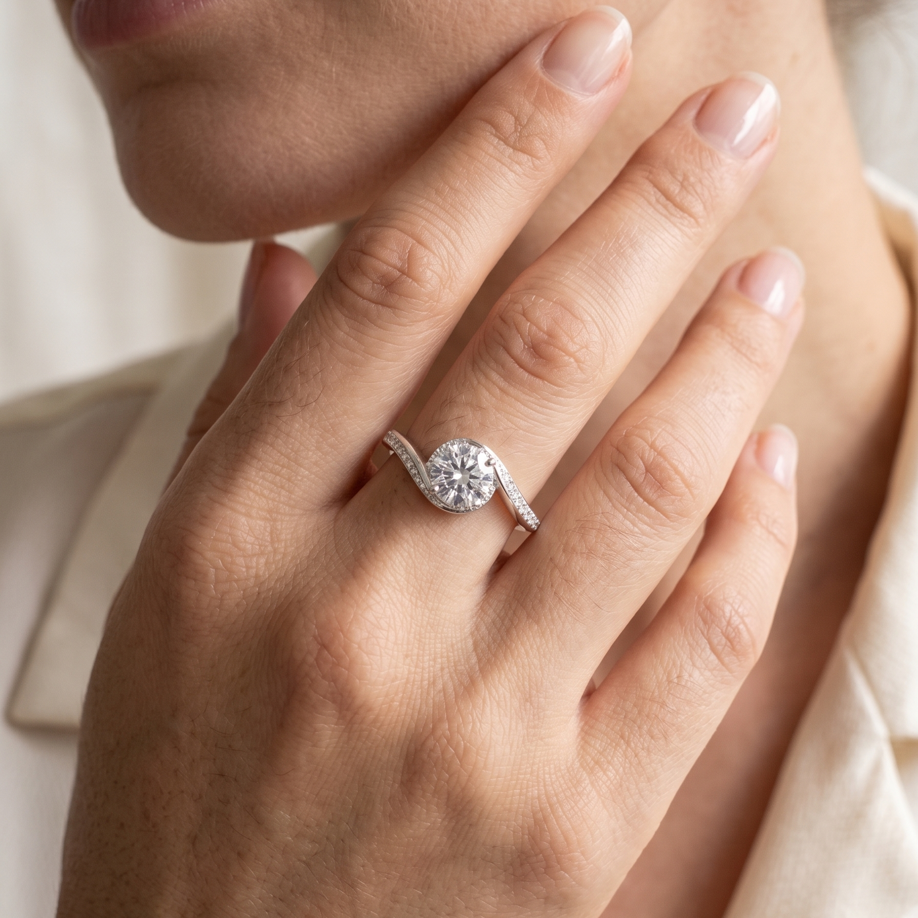 Anillo elegante de plata 925 con piedra central redonda y diseño curvo llevado en la mano