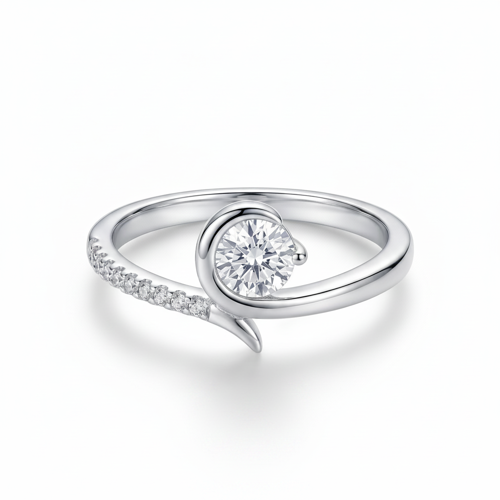 Anillo Eclipse Celeste de plata 925 con diseño envolvente y brillo central