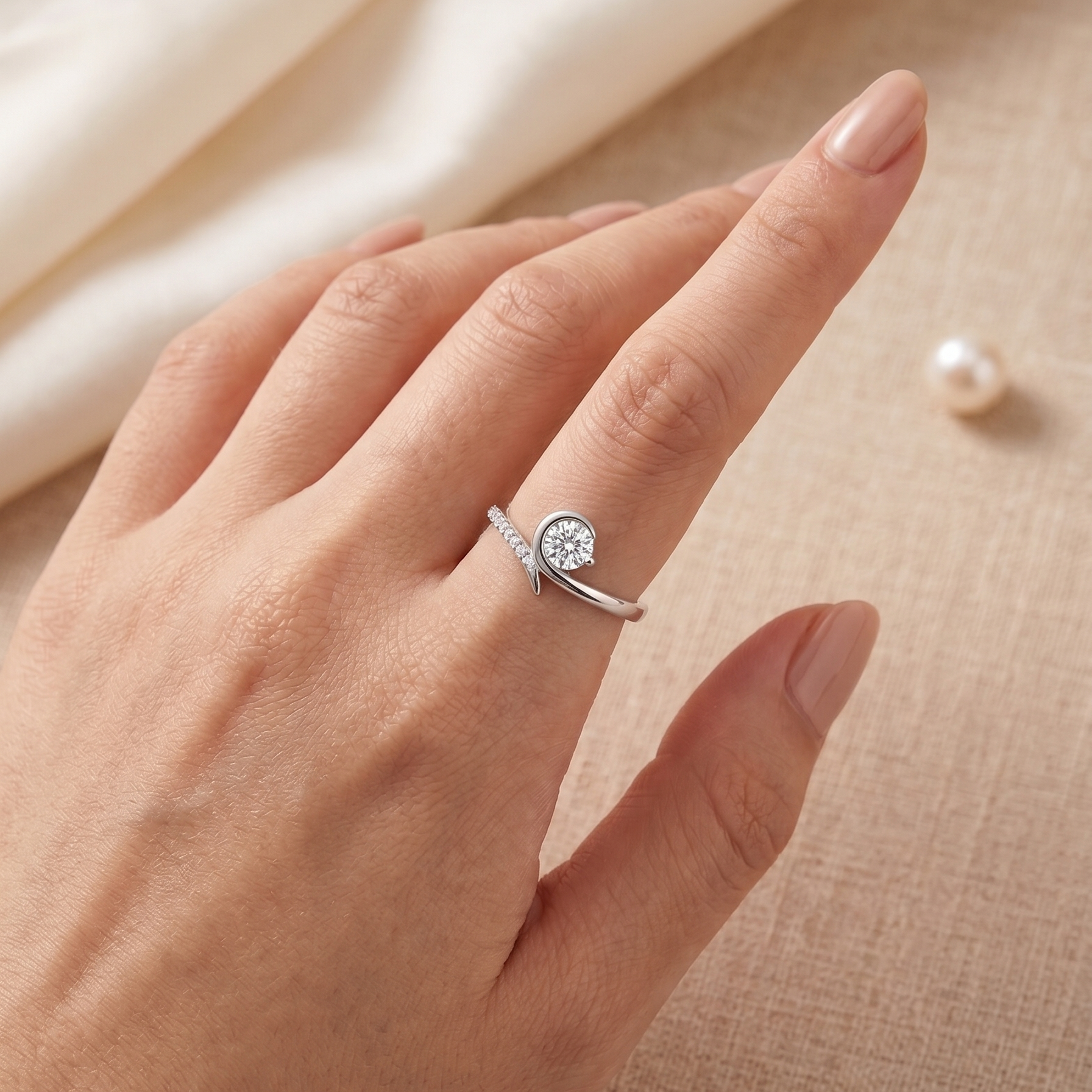Anillo fino de plata 925 con silueta asimétrica
