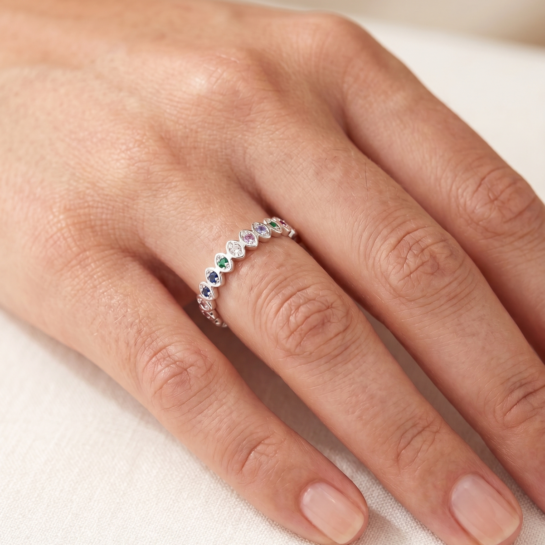 Anillo fino de plata 925 con banda continua y acentos multicolor brillantes