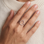 Anillo fino de plata 925 con silueta de gota abierta sobre mano