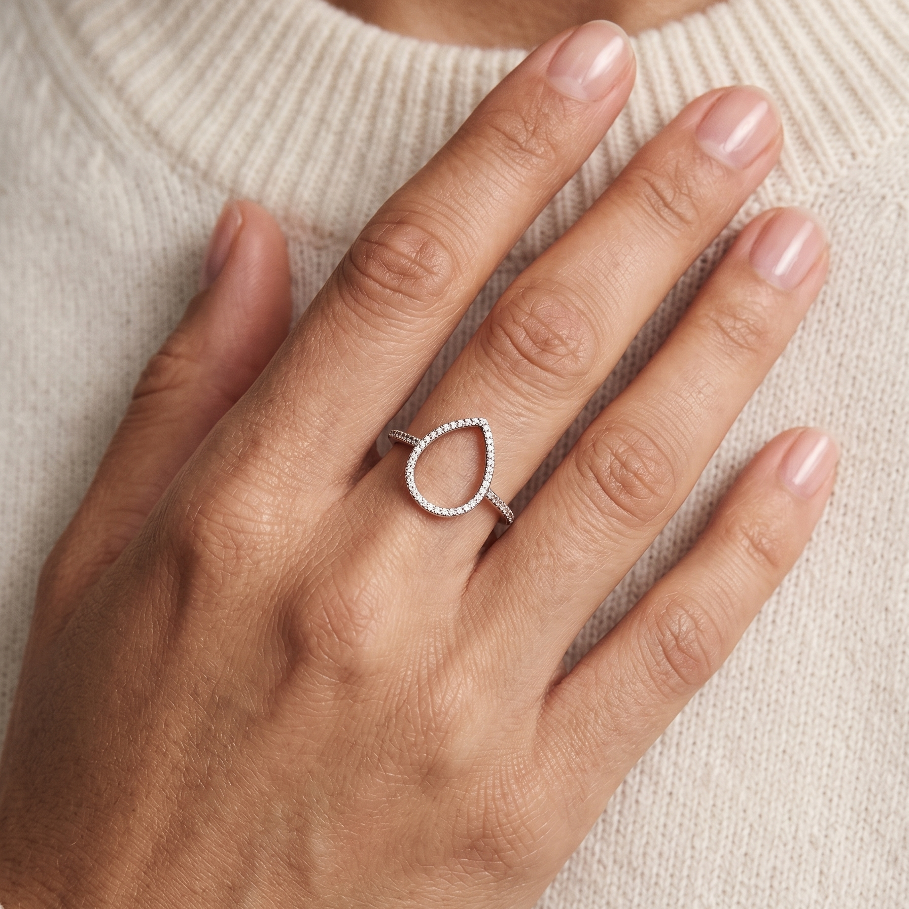 Anillo fino de plata 925 con silueta de gota abierta sobre mano