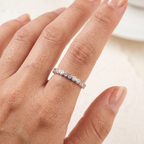 Anillo fino de plata 925 con línea frontal de brillo y acabado pulido
