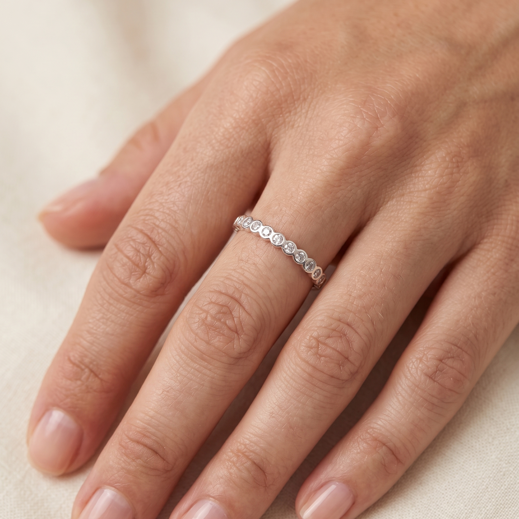 Anillo fino de plata 925 con línea frontal de brillo