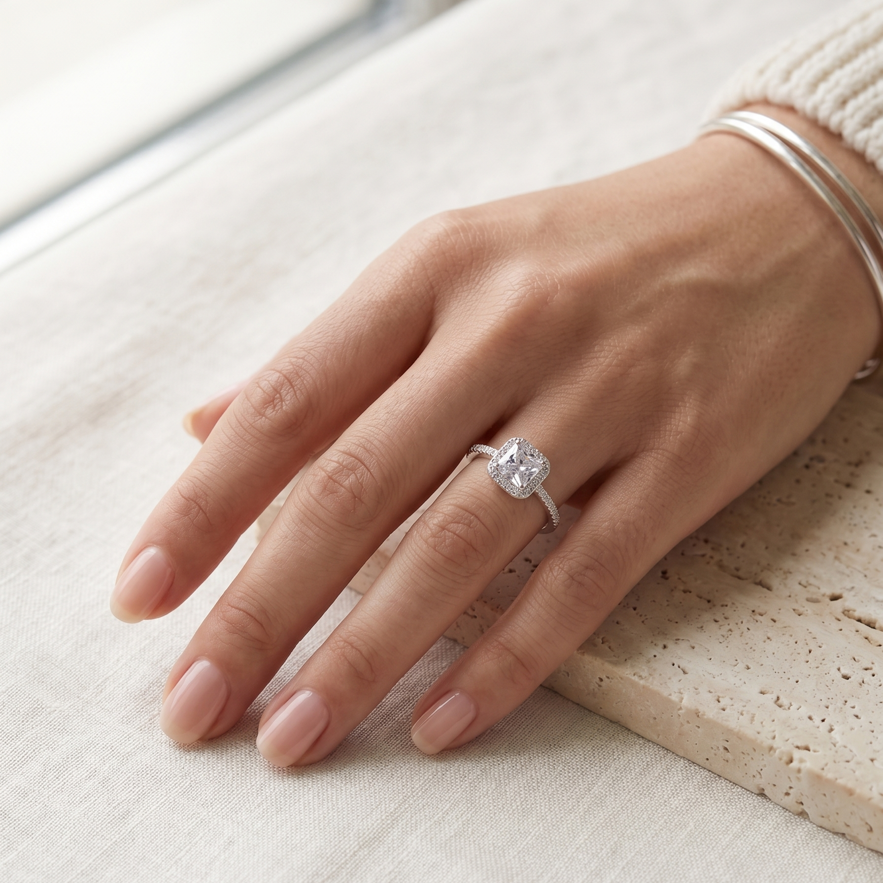Anillo fino de plata 925 con diseño cuadrado, halo de brillo y laterales delicados