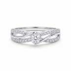 Anillo de plata 925 con diseño entrelazado, detalle brillante central y destellos laterales
