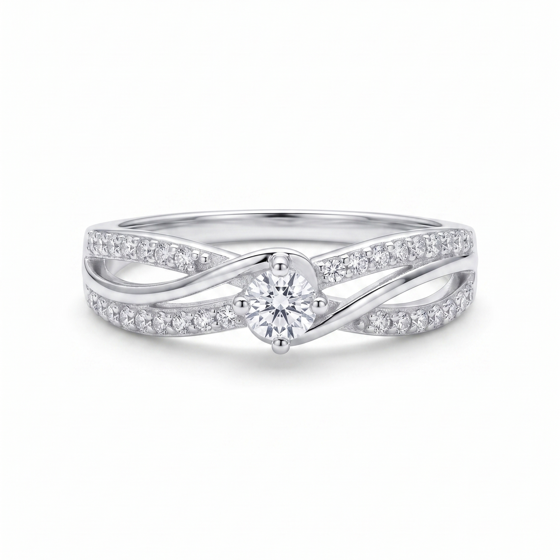 Anillo de plata 925 con diseño entrelazado, detalle brillante central y destellos laterales