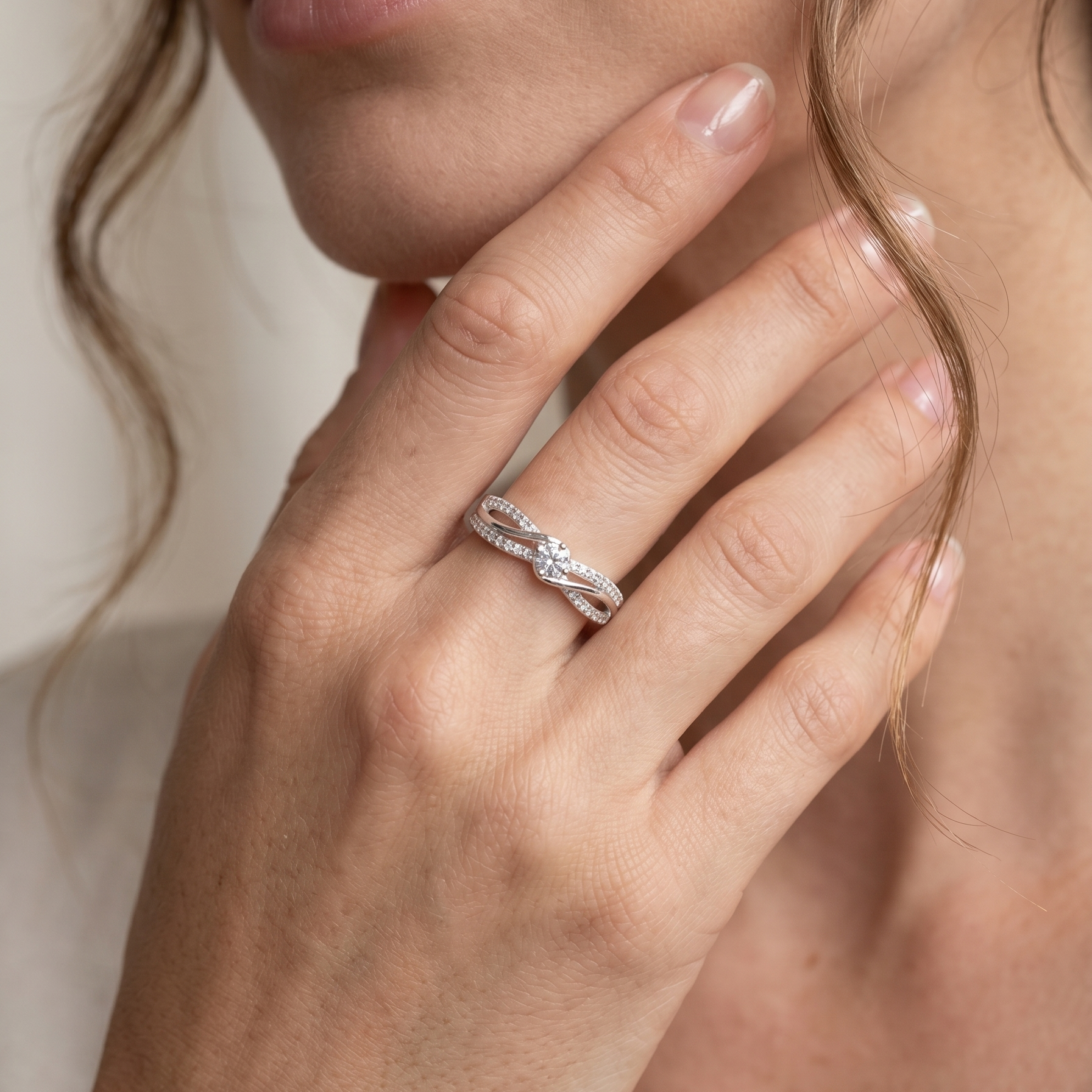 Anillo delicado de plata 925 con diseño cruzado y piedra brillante llevado en la mano