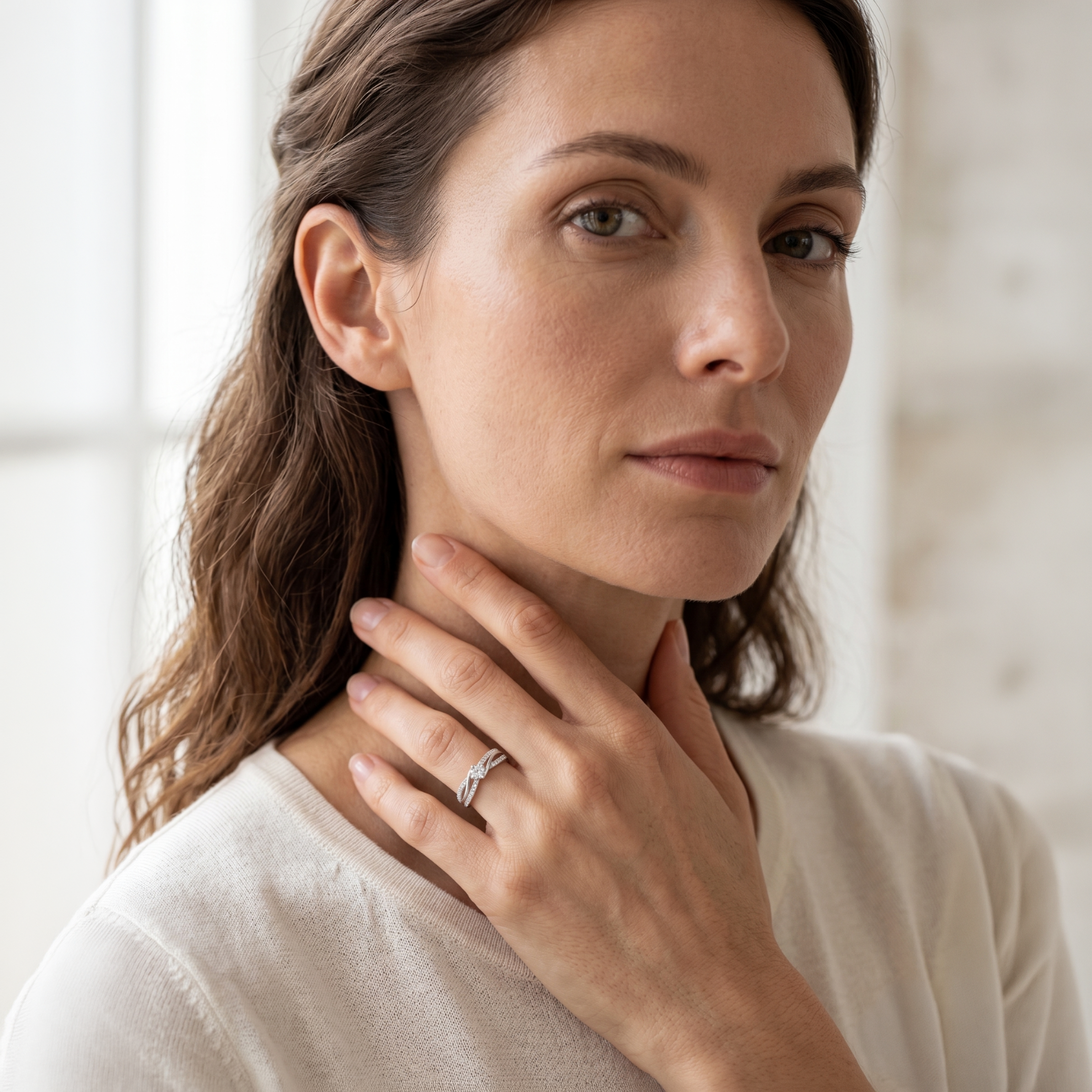 Anillo elegante de plata 925 con diseño infinito y acabado brillante en uso