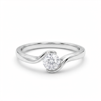 Anillo de plata 925 con diseño ondulado y detalle brillante central sobre fondo blanco