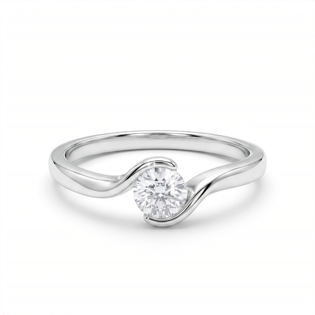 Anillo de plata 925 con diseño ondulado y detalle brillante central sobre fondo blanco