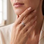 Anillo elegante de plata 925 con silueta ondulada y detalle central brillante en uso