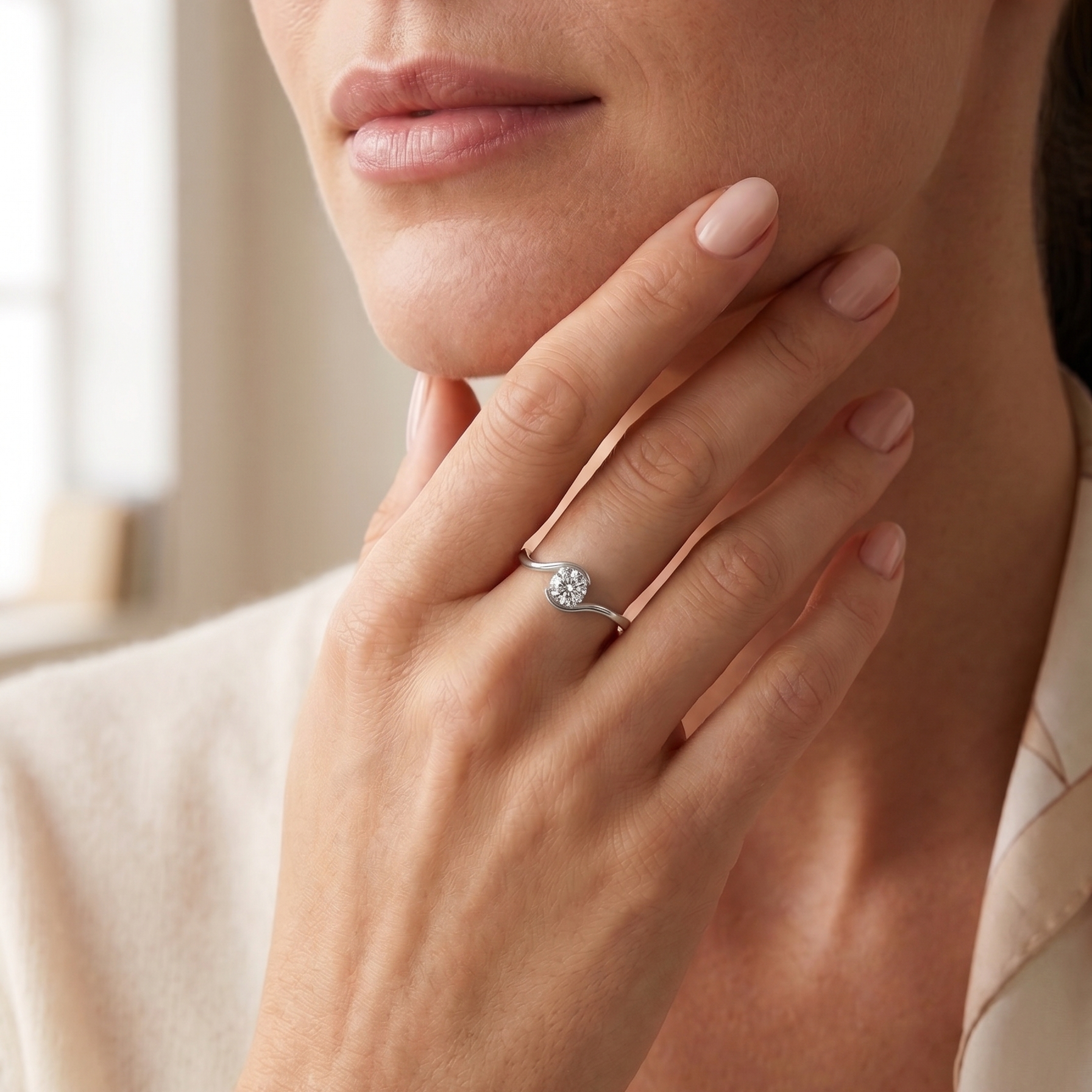 Anillo elegante de plata 925 con silueta ondulada y detalle central brillante en uso