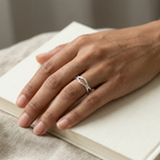 Anillo ondas de plata 925 puesto en la mano