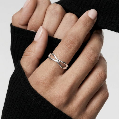 Anillo ondas de plata 925 puesto en la mano