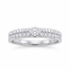 Anillo de plata 925 con detalle brillante central, destellos laterales y diseño lineal elegante