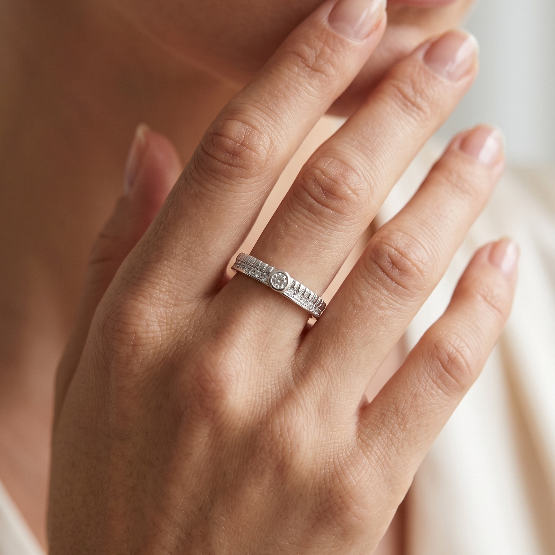 Anillo delicado de plata 925 con piedra central redonda y acabado elegante llevado en la mano