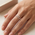 Anillo fino de plata 925 con textura tipo rama y sutiles detalles brillantes