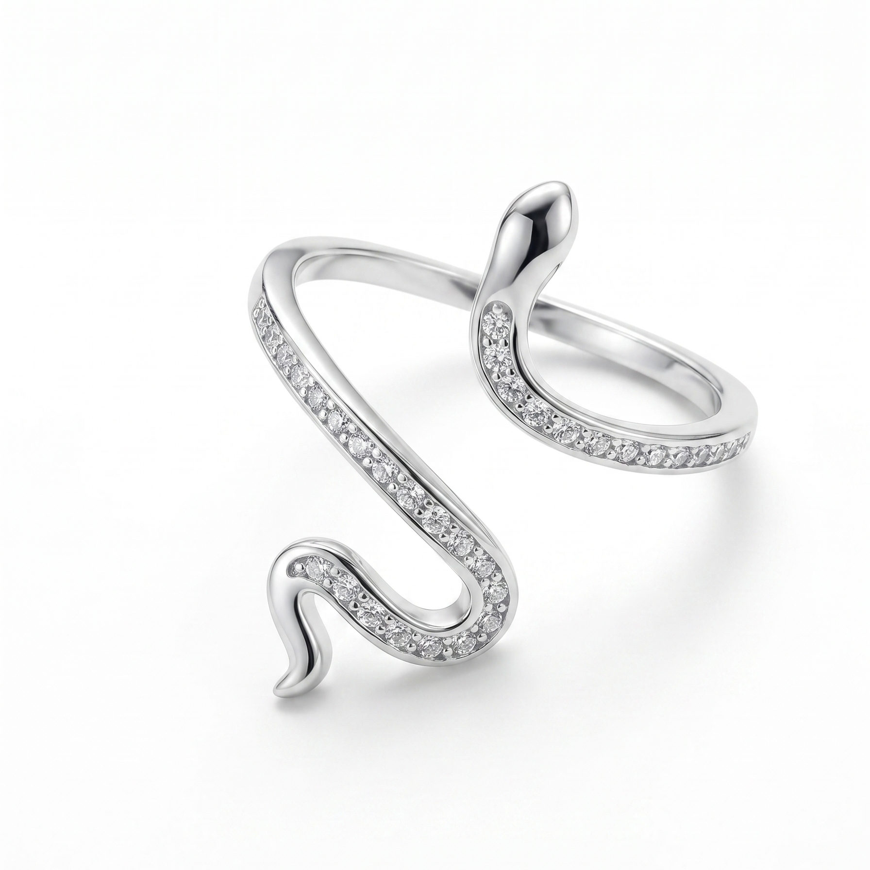 Anillo serpiente de plata 925 con diseño estilizado y detalles brillantes