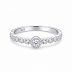 Anillo solitario de plata 925 con detalle central brillante y laterales luminosos