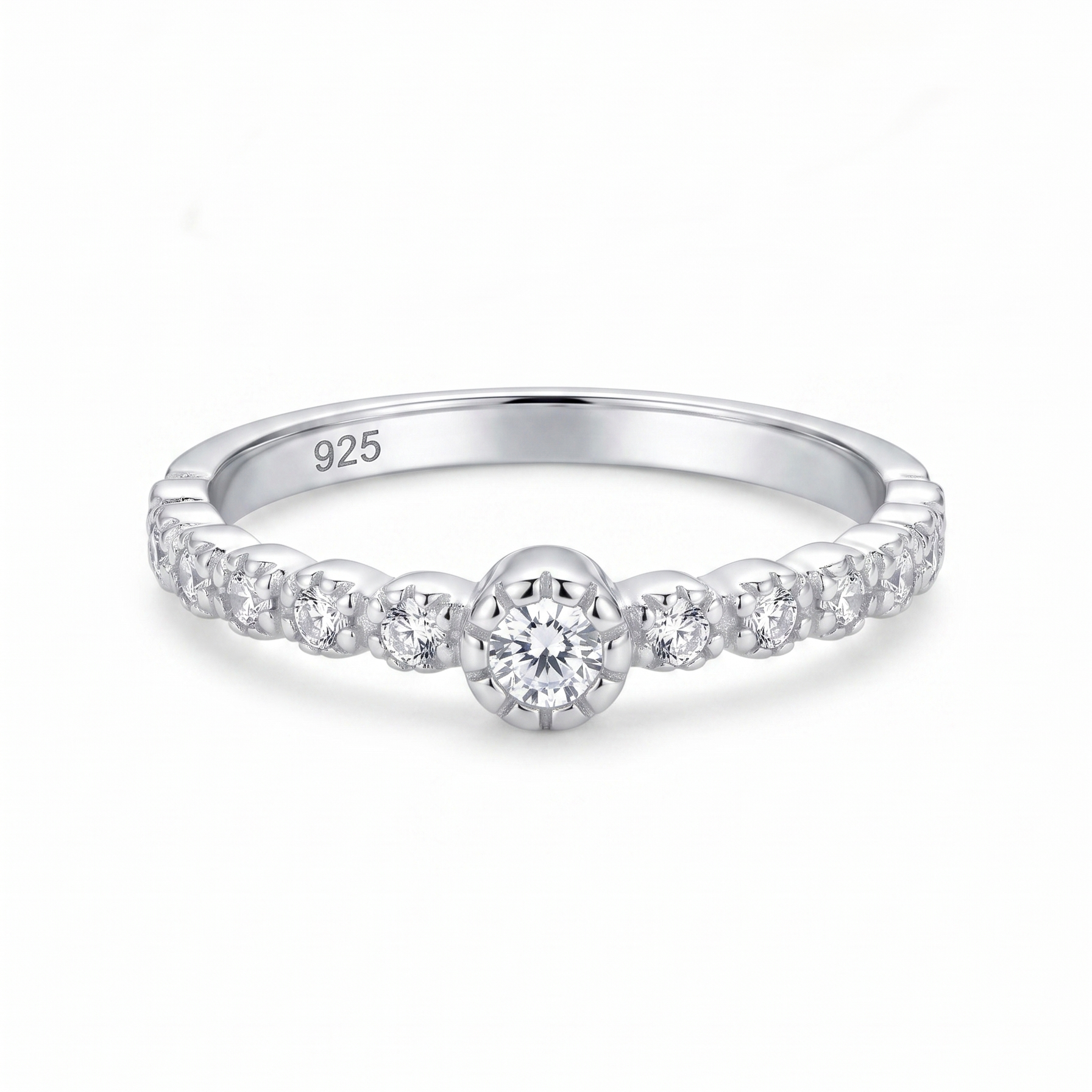 Anillo solitario de plata 925 con detalle central brillante y laterales luminosos