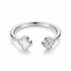 Anillo trébol dúo de plata 925 con detalle blanco y brillo delicado