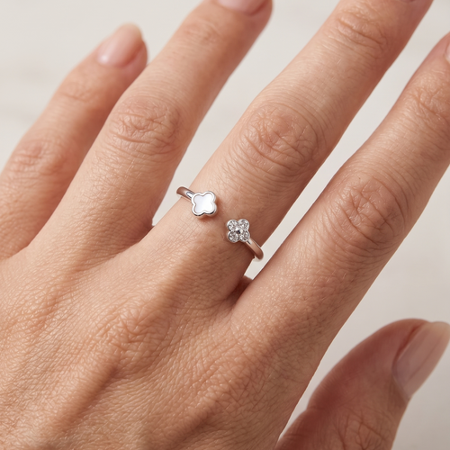 Anillo abierto trébol dúo de plata 925 sobre mano con diseño fino y elegante
