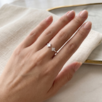 Anillo delicado de plata 925 con dos tréboles en contraste, uno blanco y uno brillante