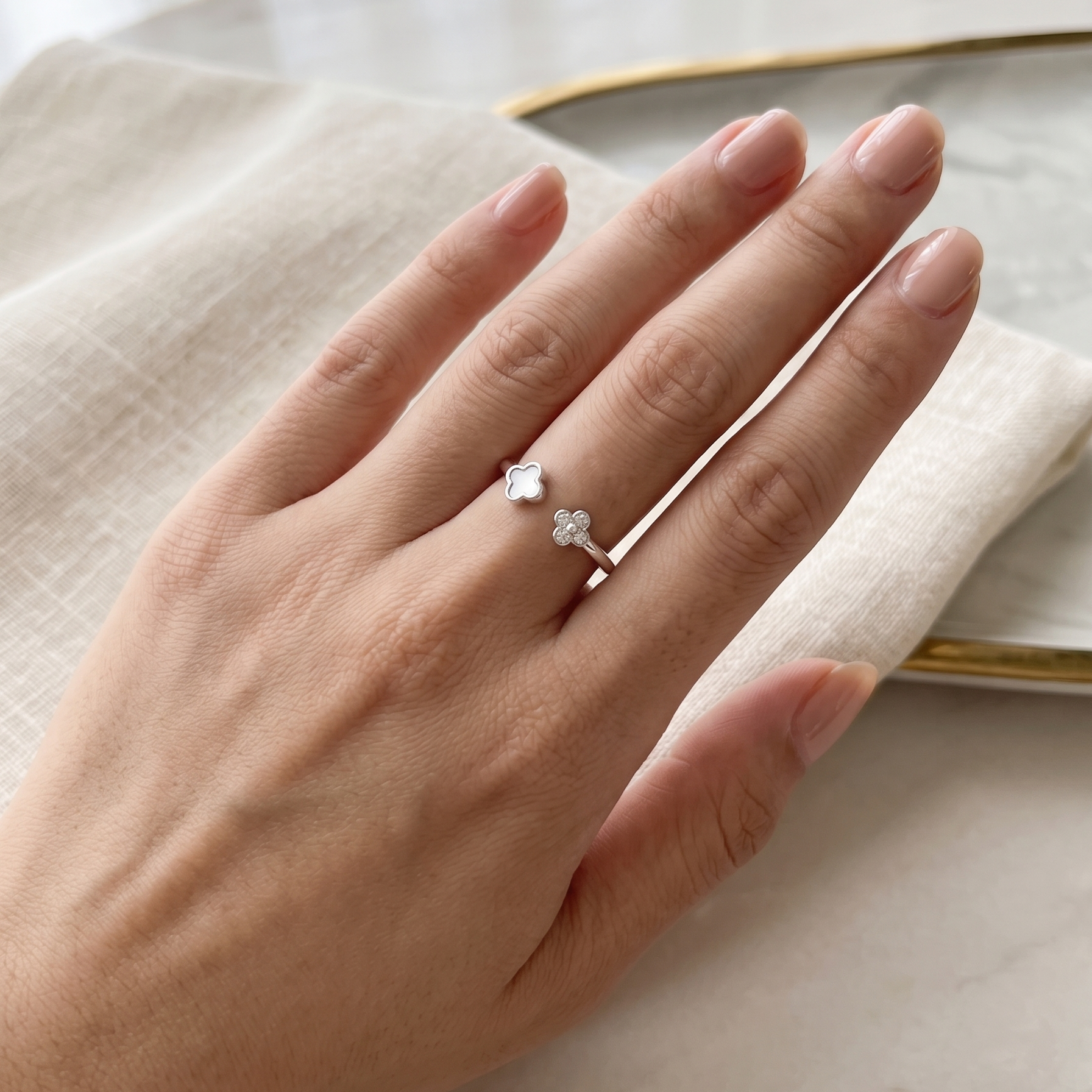 Anillo delicado de plata 925 con dos tréboles en contraste, uno blanco y uno brillante