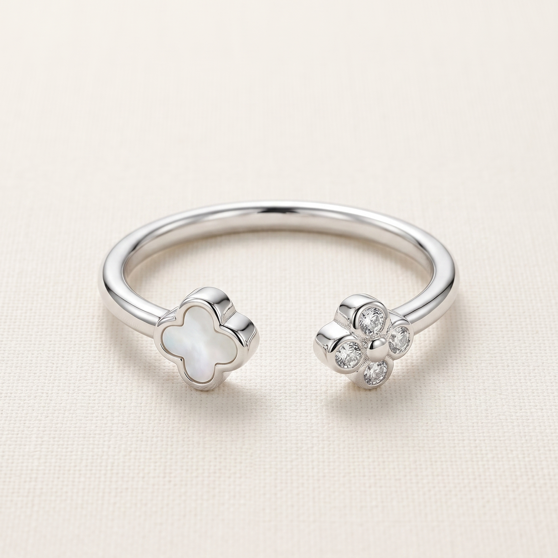 Anillo tréboles en contraste, uno blanco y uno brillante