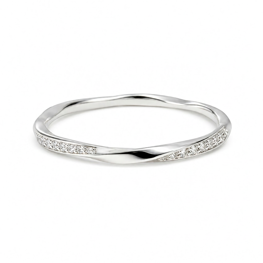 Anillo Twist Clarté en plata 925 con diseño ondulado y aplicaciones brillantes